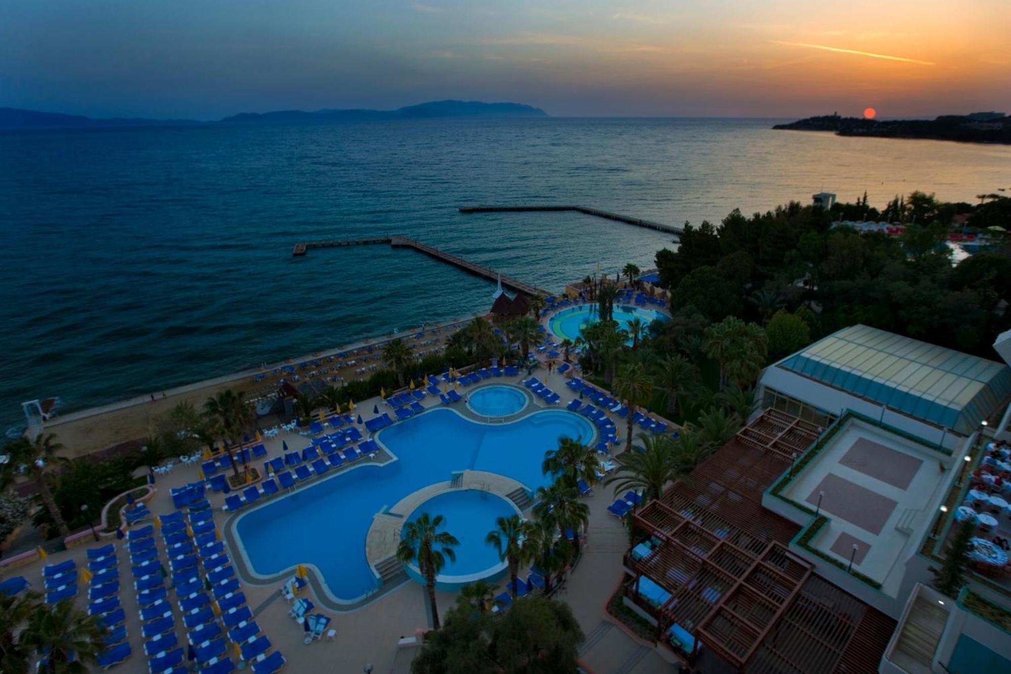 Fantasia Deluxe Hotel Kusadasi Exterior photo