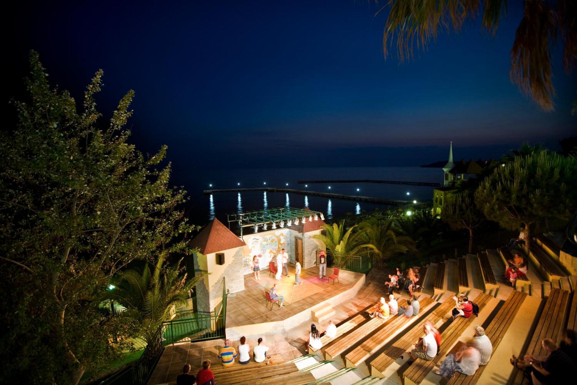 Fantasia Deluxe Hotel Kusadasi Exterior photo